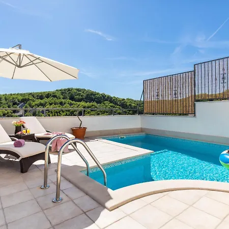 Villa In Selca With Pool Near Beach Vila