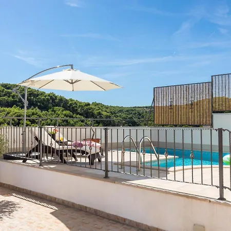 Villa In Selca With Pool Near Beach Vila