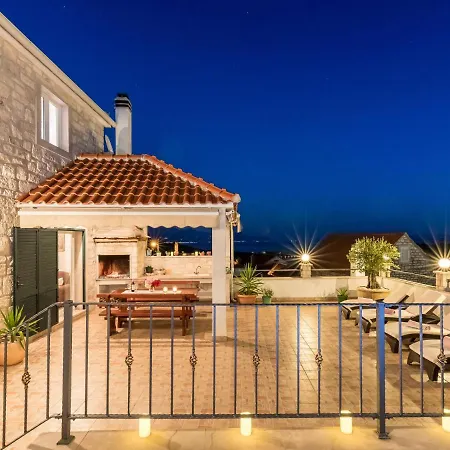 Villa In Selca With Pool Near Beach Vila *